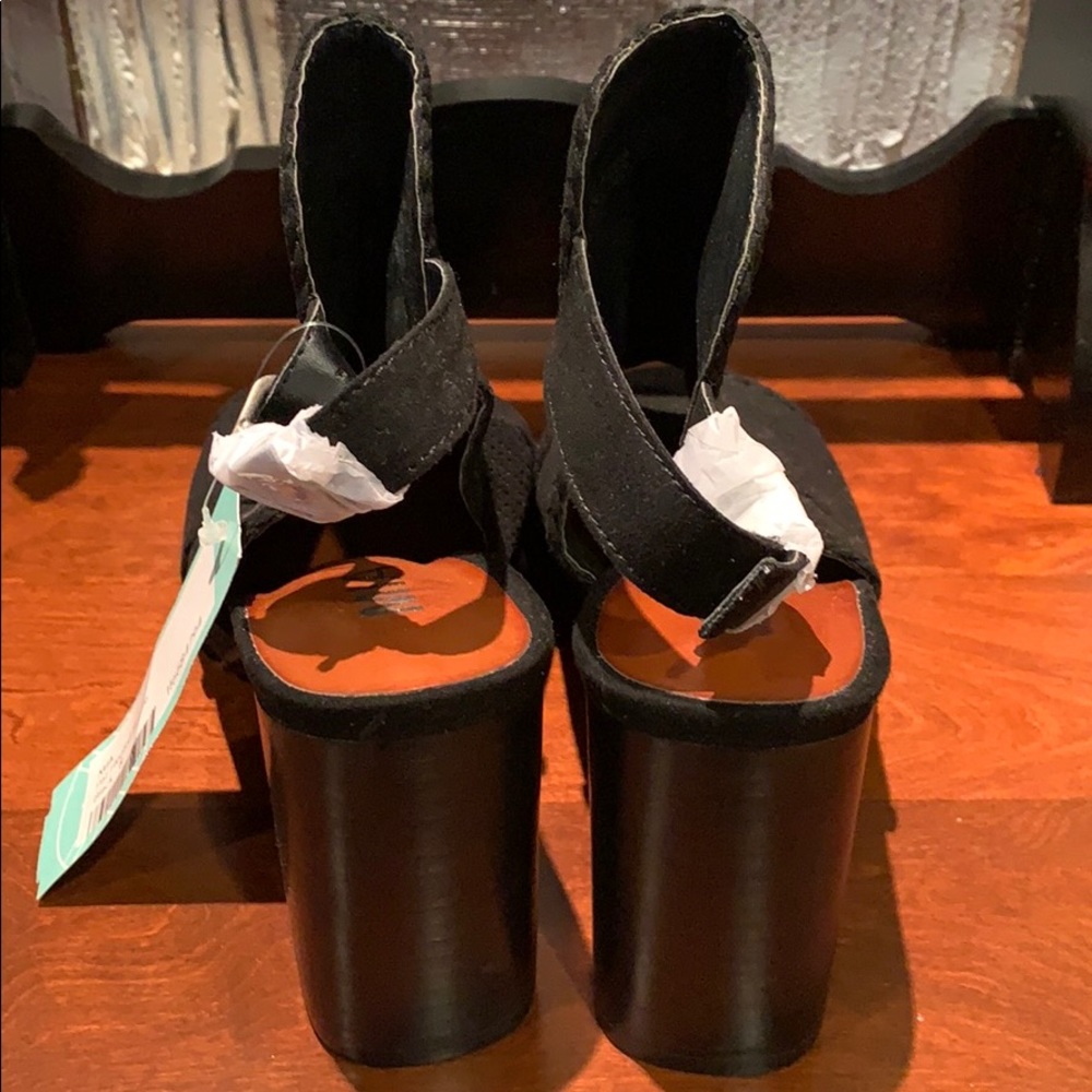 Shoes - Picture 3 of 7